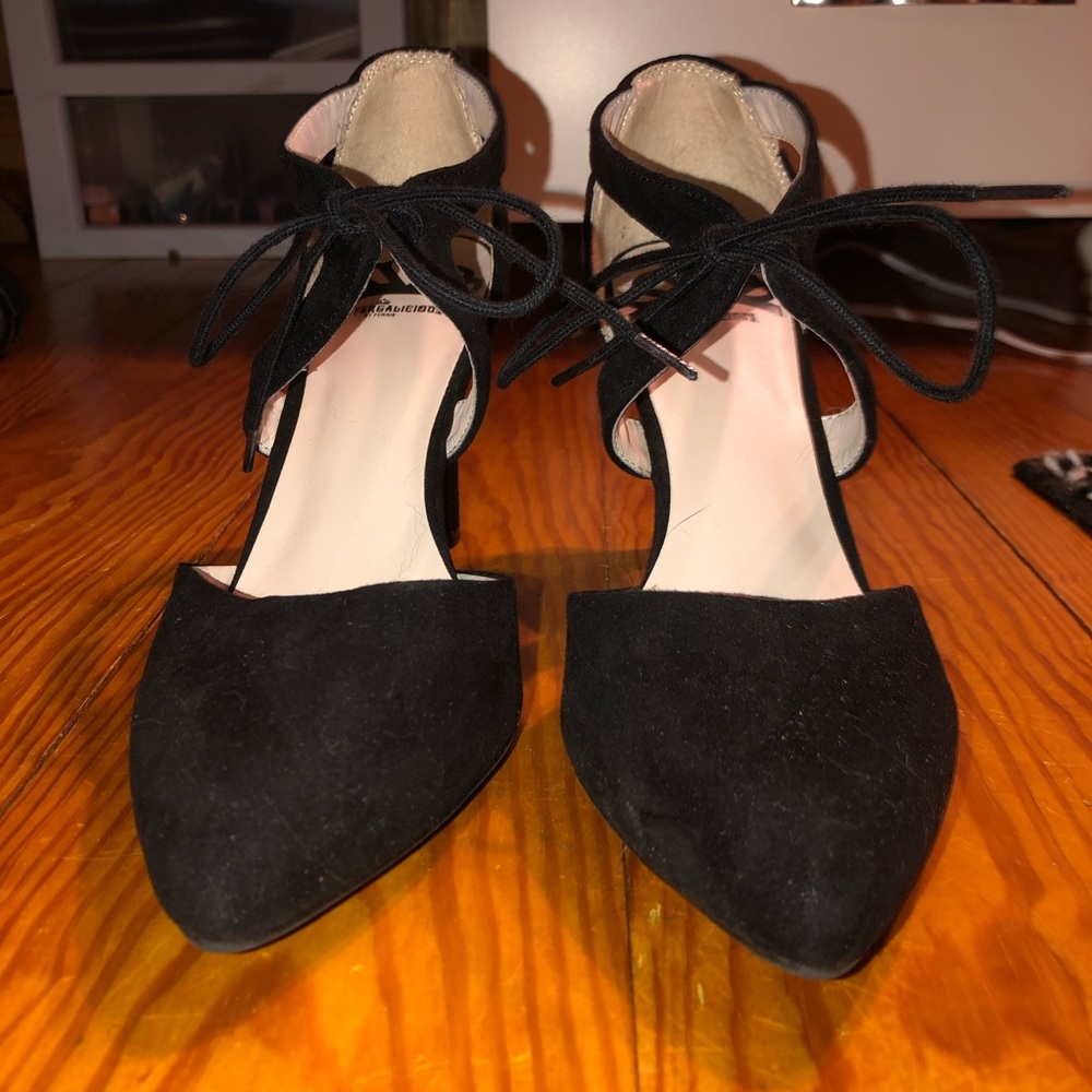 Black tie front heels